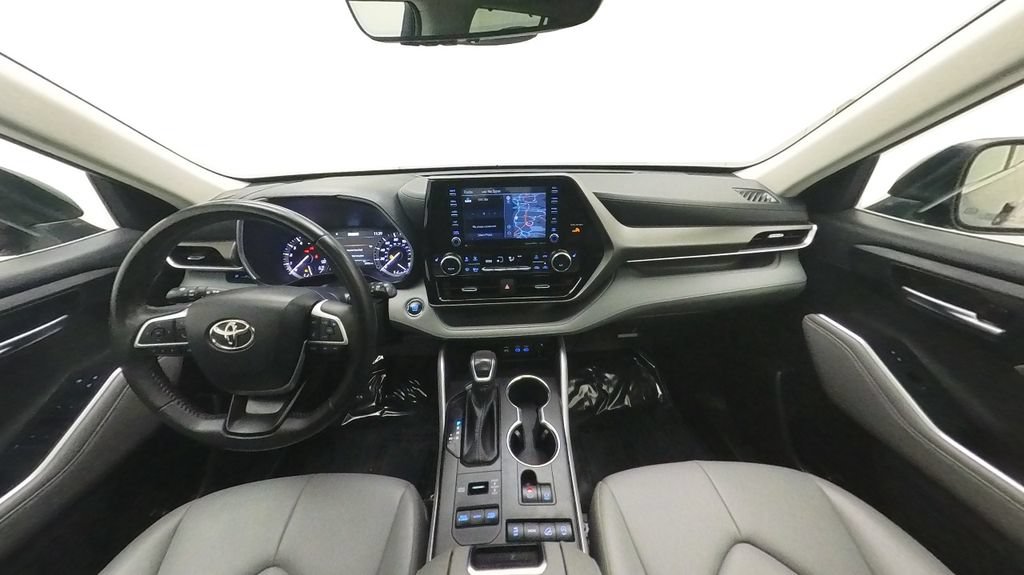 Used 2022 Toyota Highlander XLE AWD/4WD image 31