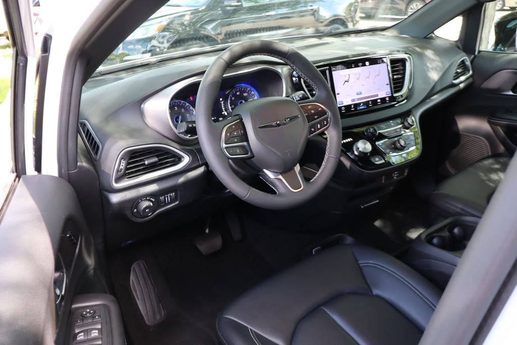 Used 2026 Chrysler Pacifica Select FWD image 12