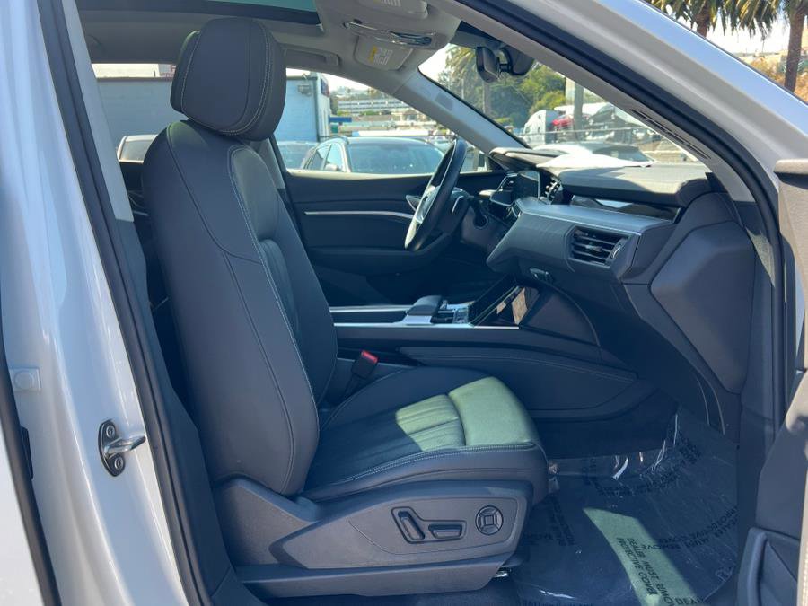 Used 2024 Audi Q8 e-tron Premium Plus w/ Premium Plus Package image 31