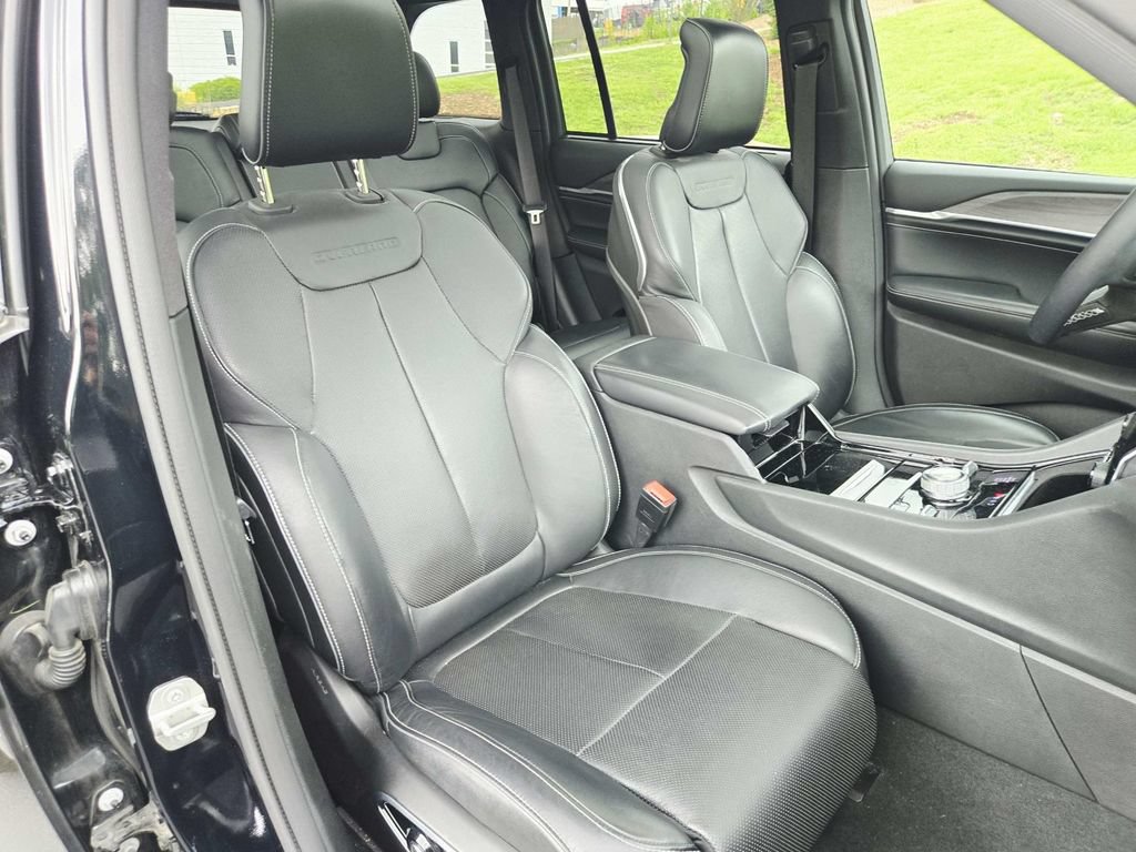 Used 2023 Jeep Grand Cherokee Overland w/ Luxury Tech Group IV AWD/4WD image 16