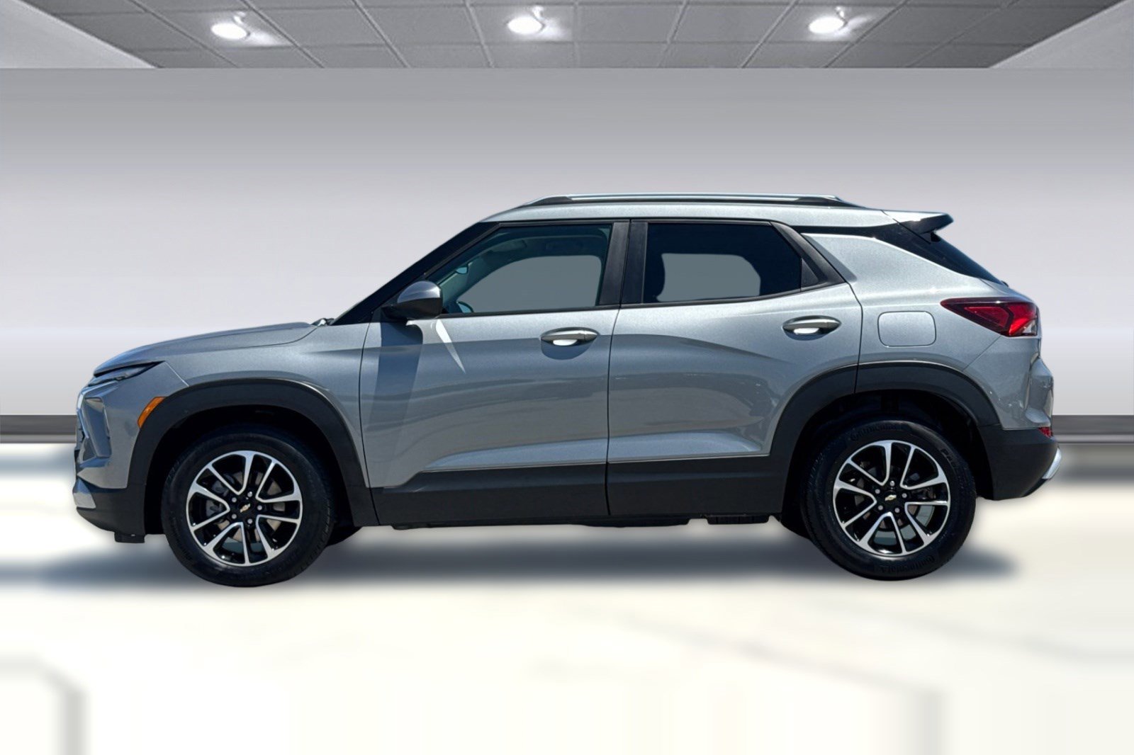 Used 2025 Chevrolet TrailBlazer LT FWD image 2