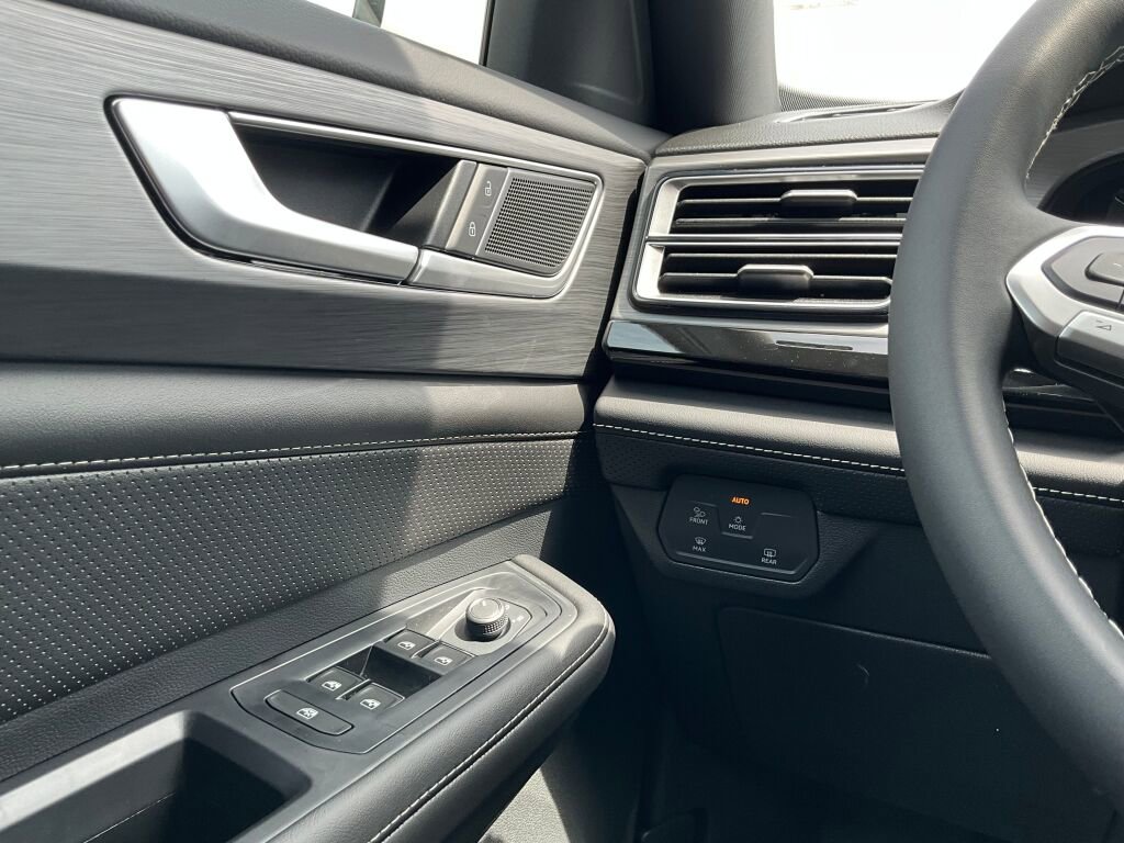 New 2025 Volkswagen Atlas Cross Sport SE image 25
