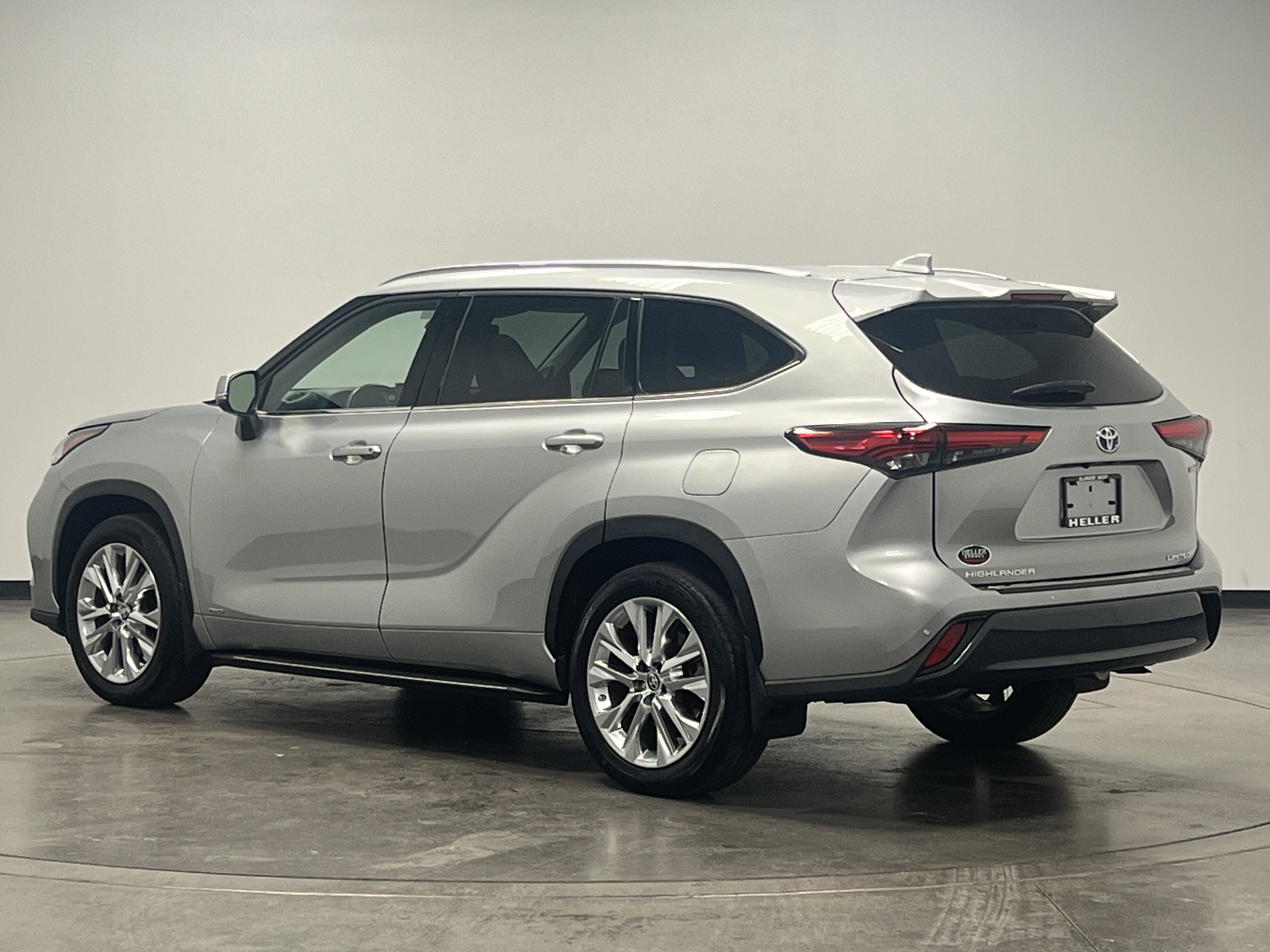 Used 2023 Toyota Highlander Limited image 6