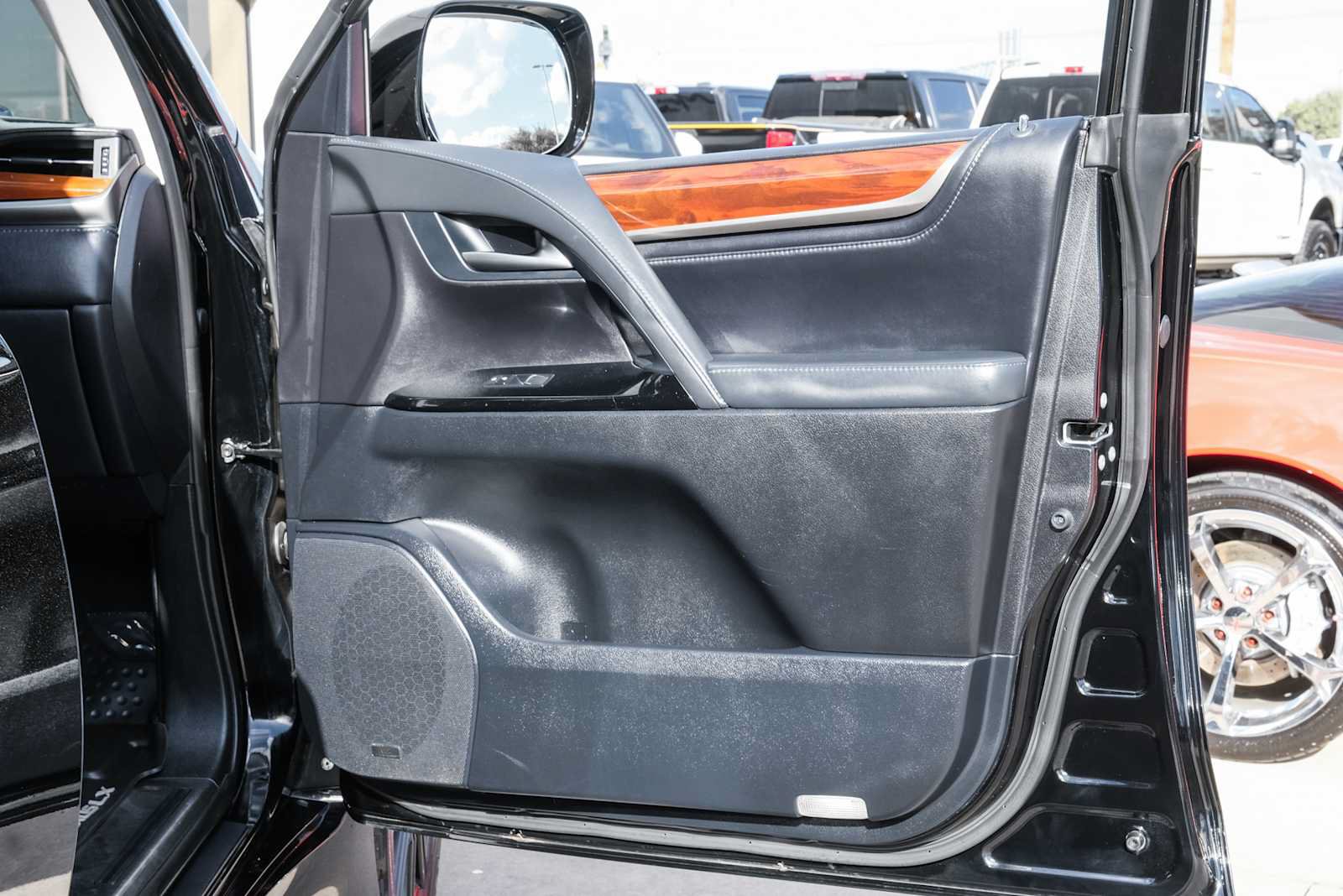 Used 2017 Lexus LX 570 4WD w/ Luxury Package image 38