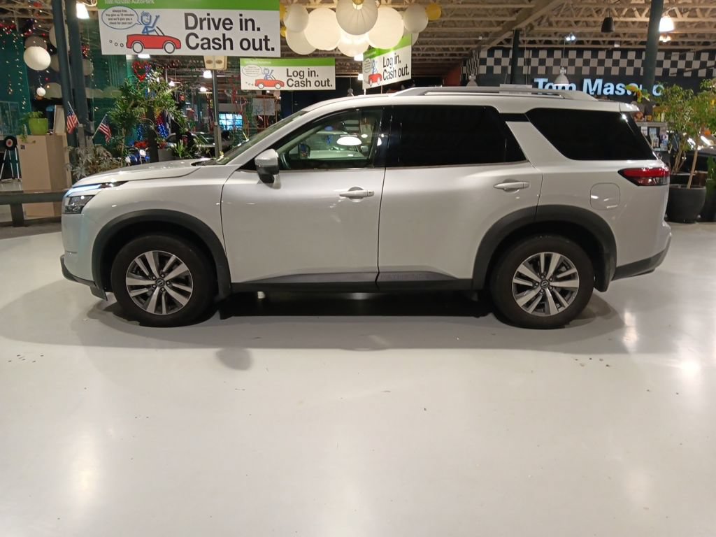 Used 2024 Nissan Pathfinder SL AWD/4WD image 16