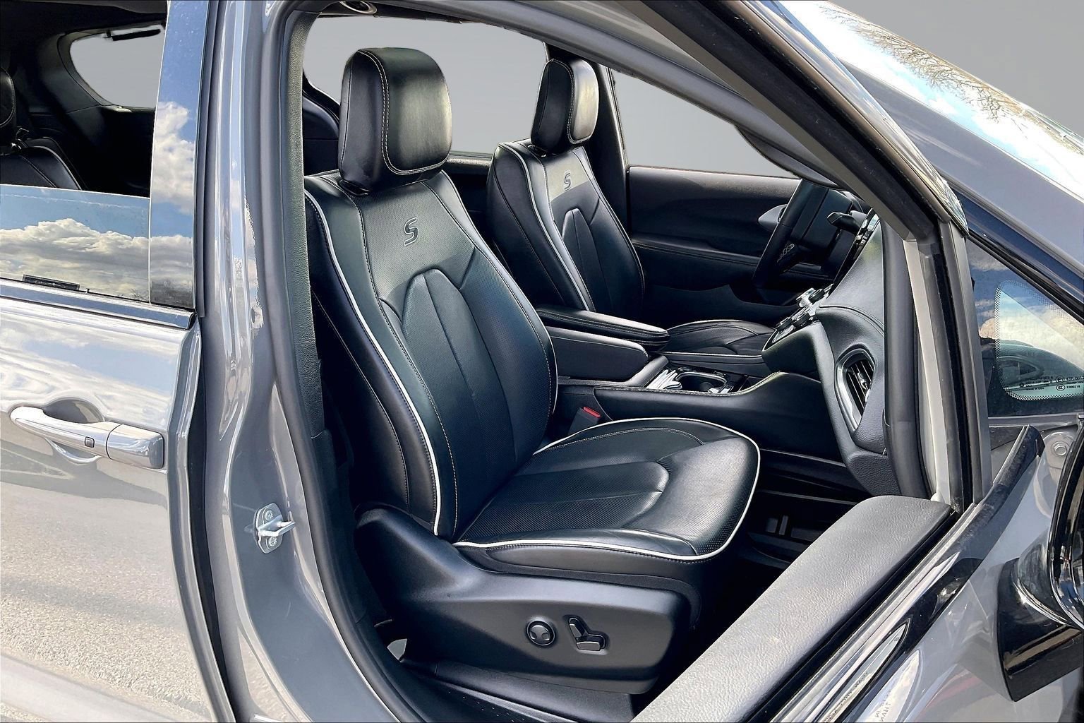 Used 2025 Chrysler Pacifica Limited image 7