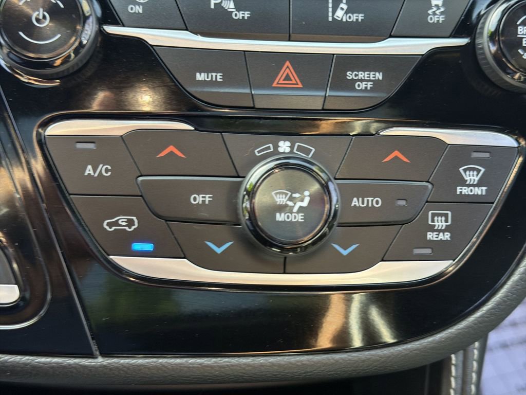 Used 2022 Chrysler Pacifica Limited w/ Uconnect Theater Family Group FWD image 17