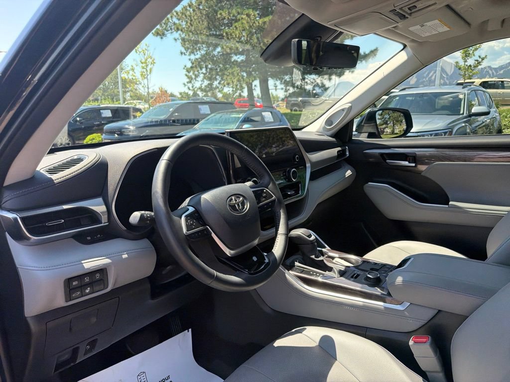 Used 2025 Toyota Highlander Platinum AWD/4WD image 27