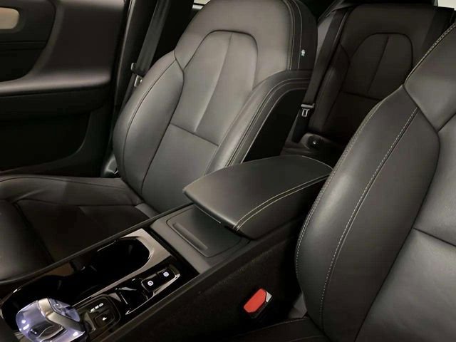 Used 2025 Volvo XC40 B5 Plus image 34