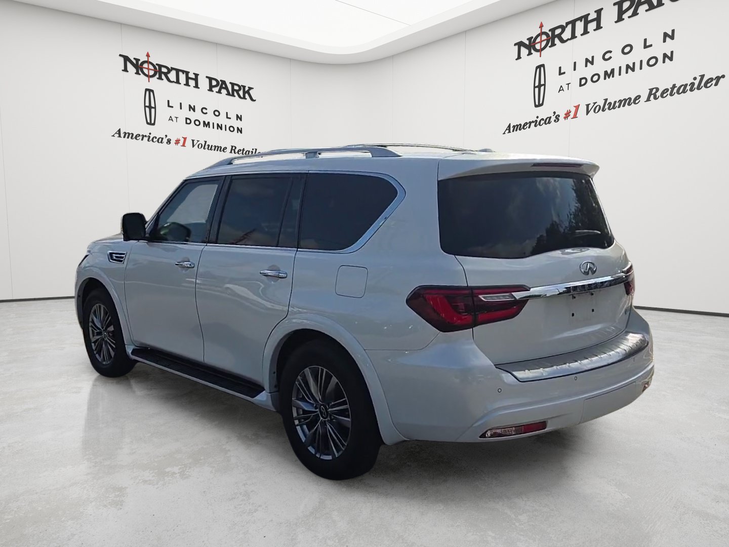 Used 2022 INFINITI QX80 Luxe w/ All-Season Package RWD image 4