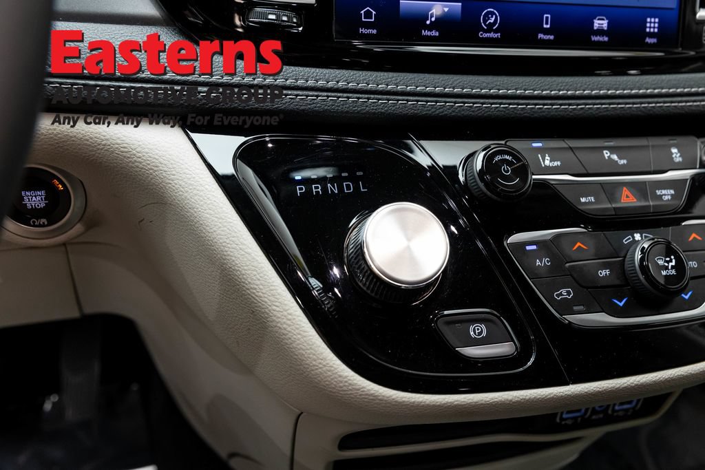 Used 2023 Chrysler Pacifica Touring-L FWD image 13