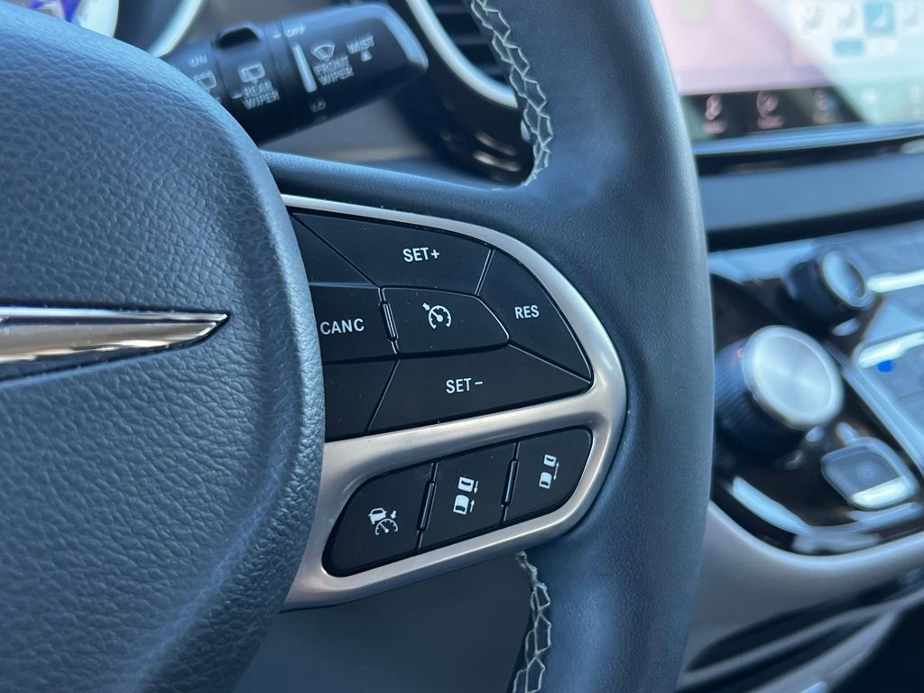 Used 2024 Chrysler Pacifica Touring-L image 27
