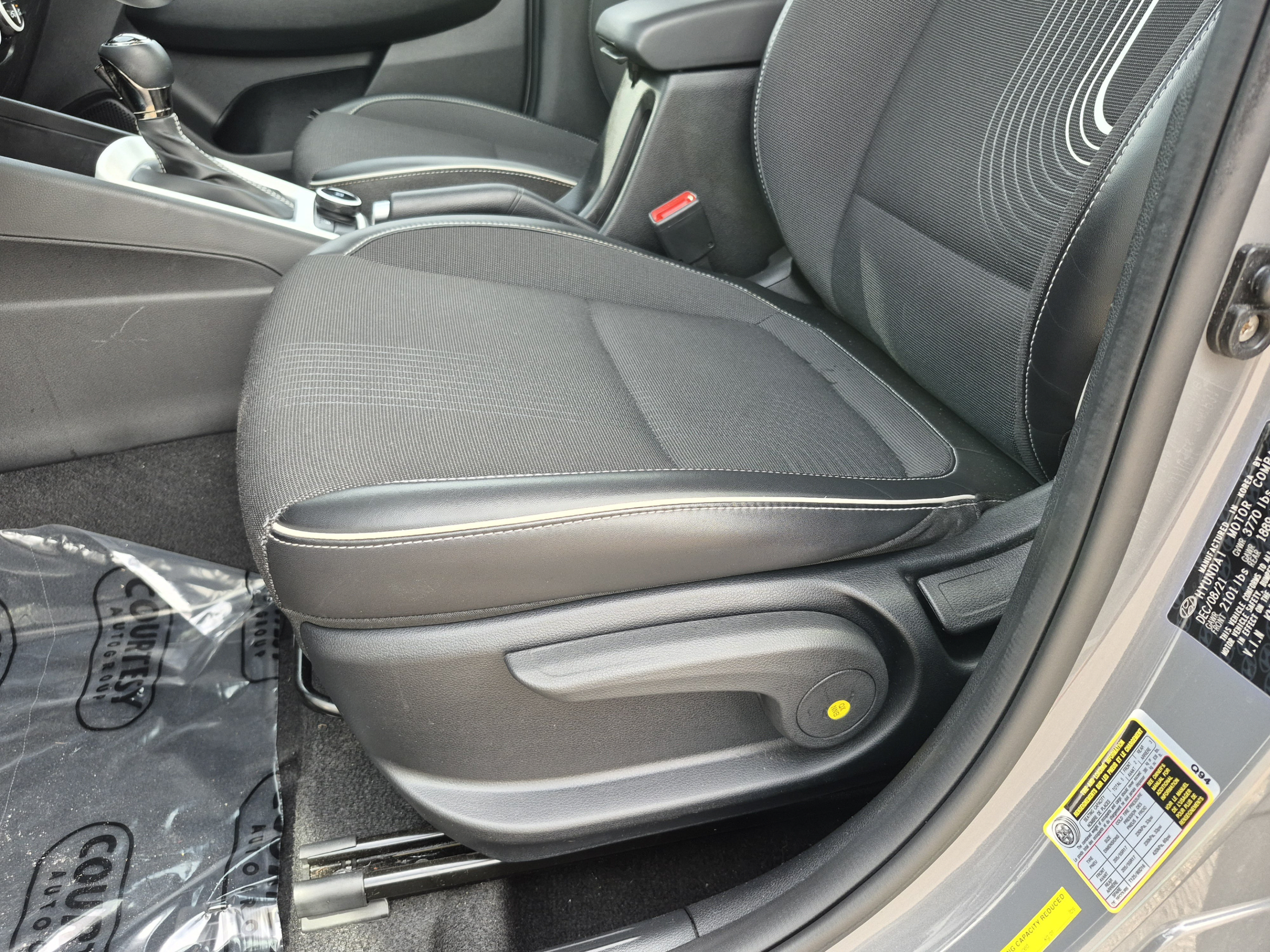 Certified 2022 Hyundai Venue Limited FWD image 18