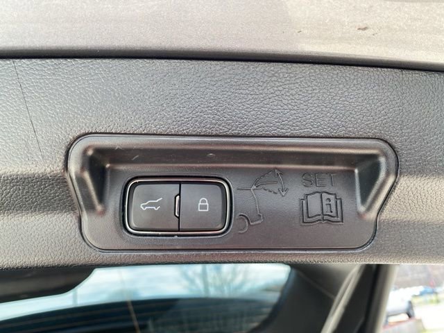 Used 2022 Ford Explorer XLT w/ Equipment Group 202A image 9