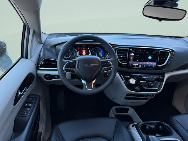 Used 2024 Chrysler Pacifica Touring-L FWD image 6