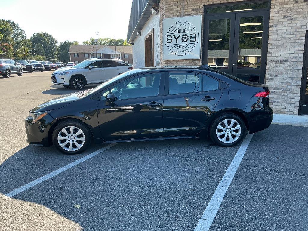 Used 2022 Toyota Corolla LE FWD image 2
