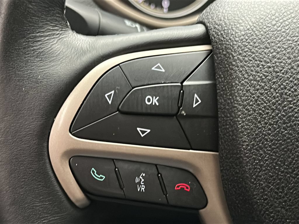 Used 2016 Jeep Cherokee Latitude w/ Cold Weather Group AWD/4WD image 21