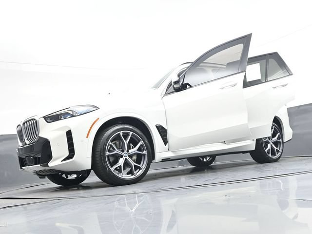 Used 2025 BMW X5 xDrive40i w/ M Sport Package AWD/4WD image 41