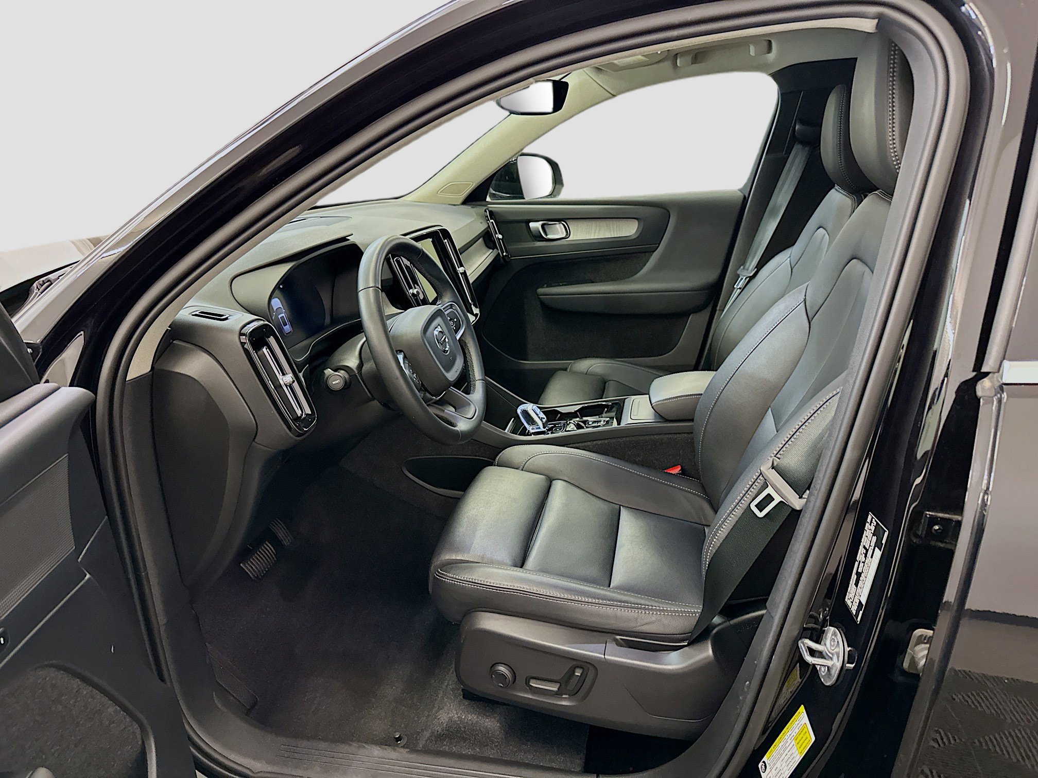 Used 2025 Volvo XC40 B5 Plus image 13