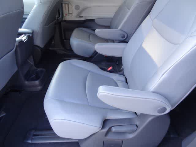 Used 2024 Toyota Sienna XLE FWD image 9