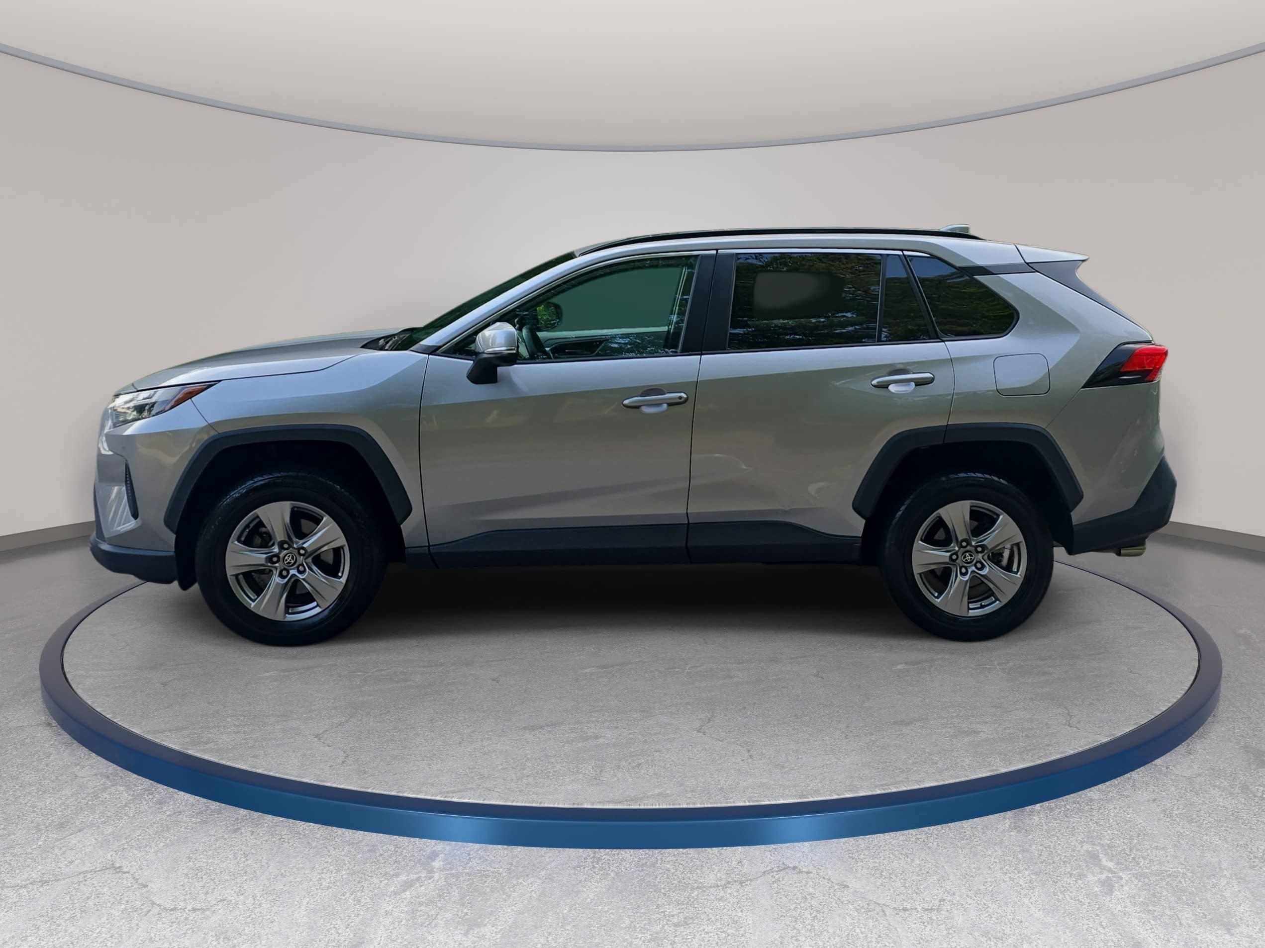 Used 2022 Toyota RAV4 XLE w/ Convenience Package FWD image 8