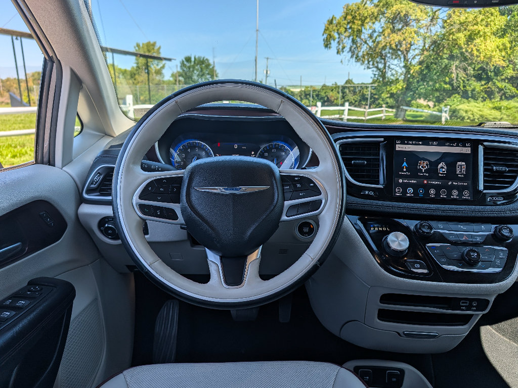 Used 2020 Chrysler Pacifica Limited FWD image 33