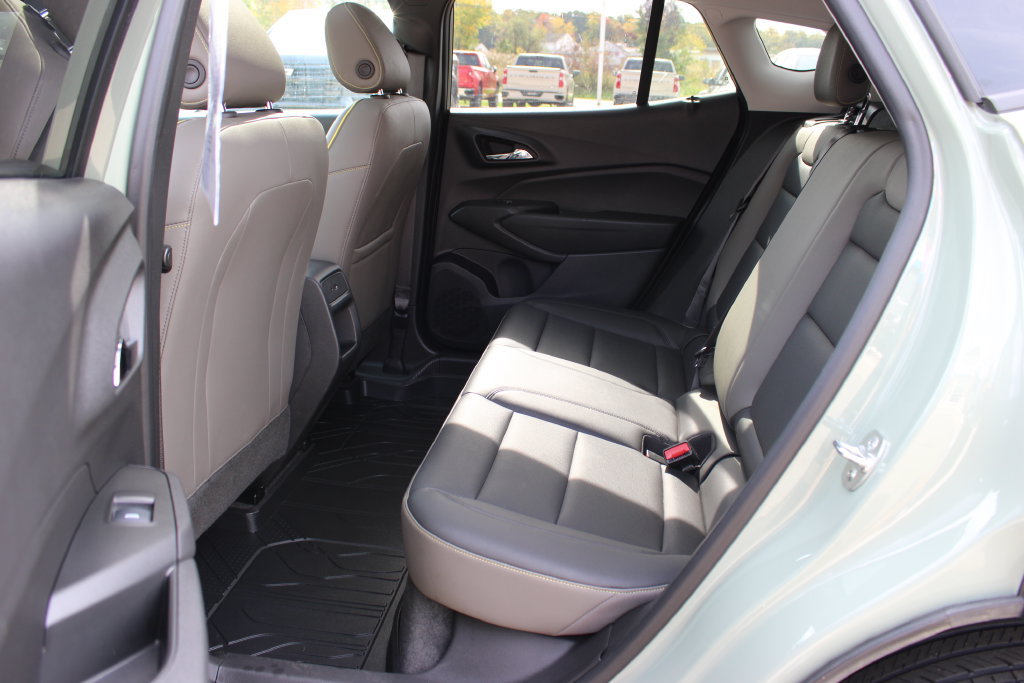 Used 2025 Chevrolet Trax ACTIV w/ Sunroof Package FWD image 32