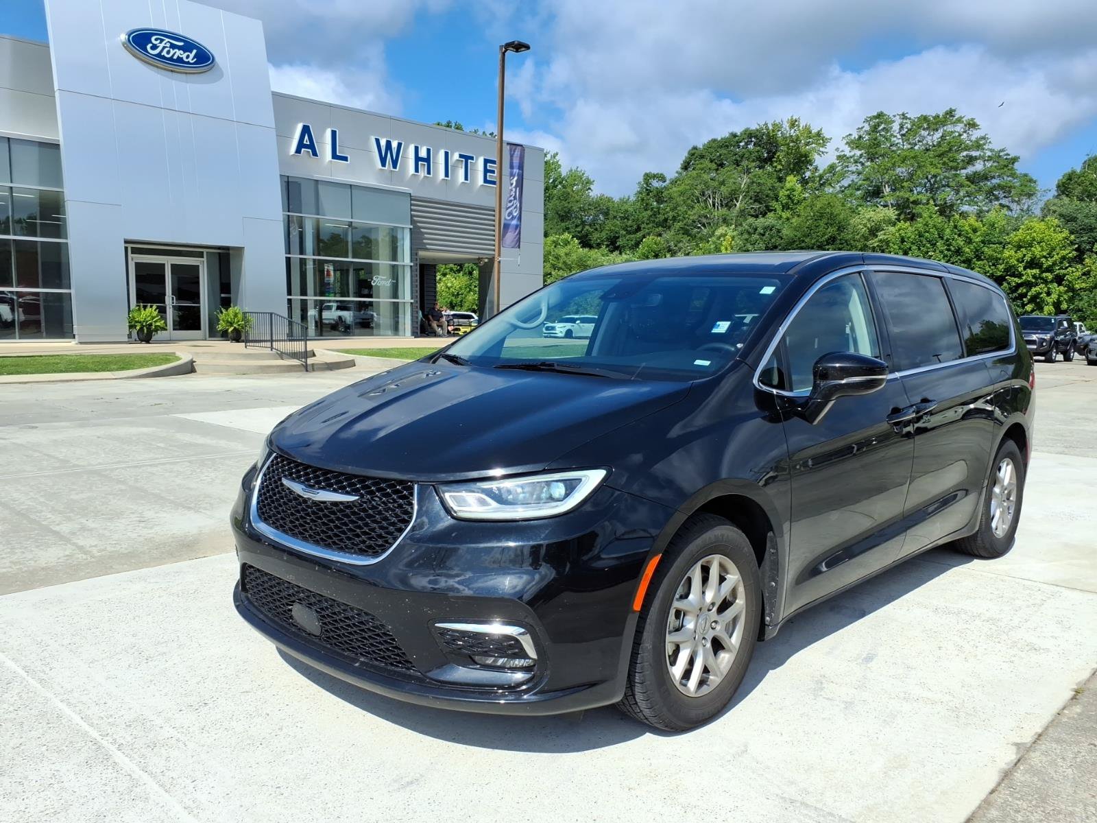 Used 2024 Chrysler Pacifica Touring-L FWD image 1
