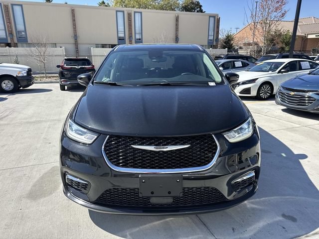 Used 2023 Chrysler Pacifica Touring-L FWD image 2