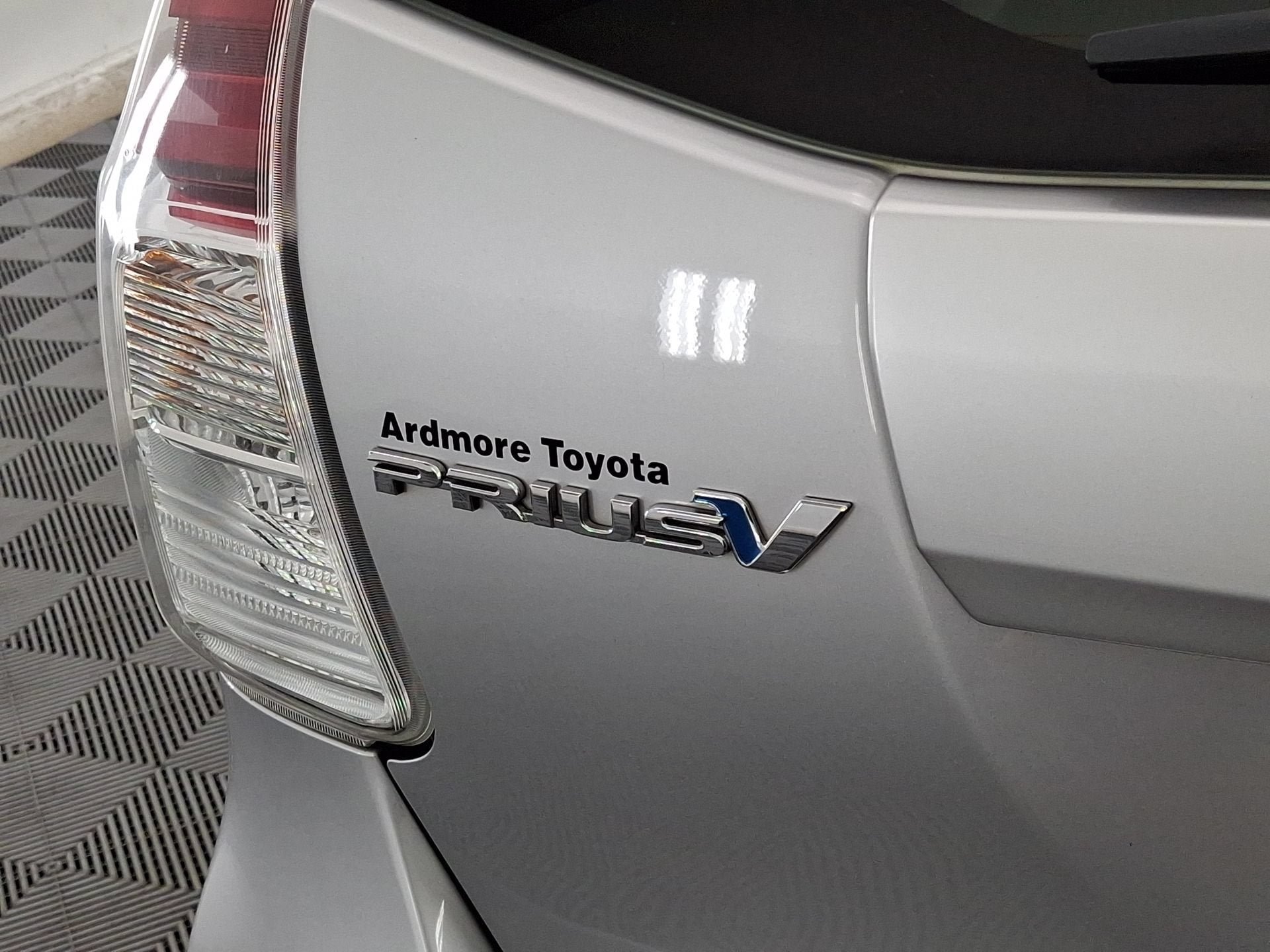 Used 2017 Toyota Prius V Four w/ Carpet Mat Package FWD image 24