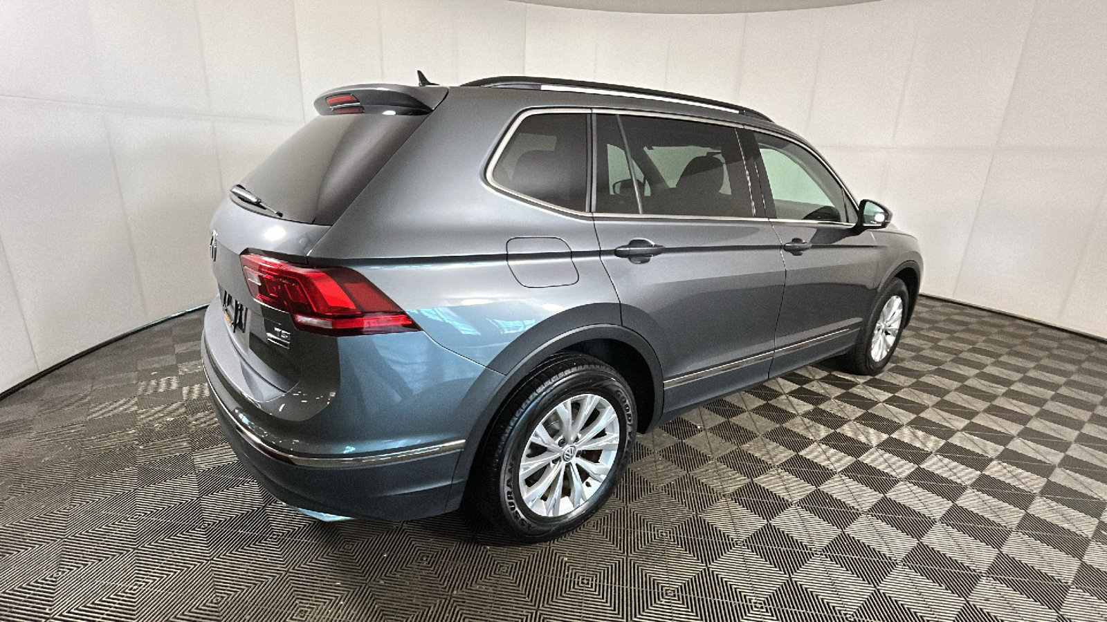 Used 2018 Volkswagen Tiguan SE w/ Panoramic Sunroof Package AWD/4WD image 3