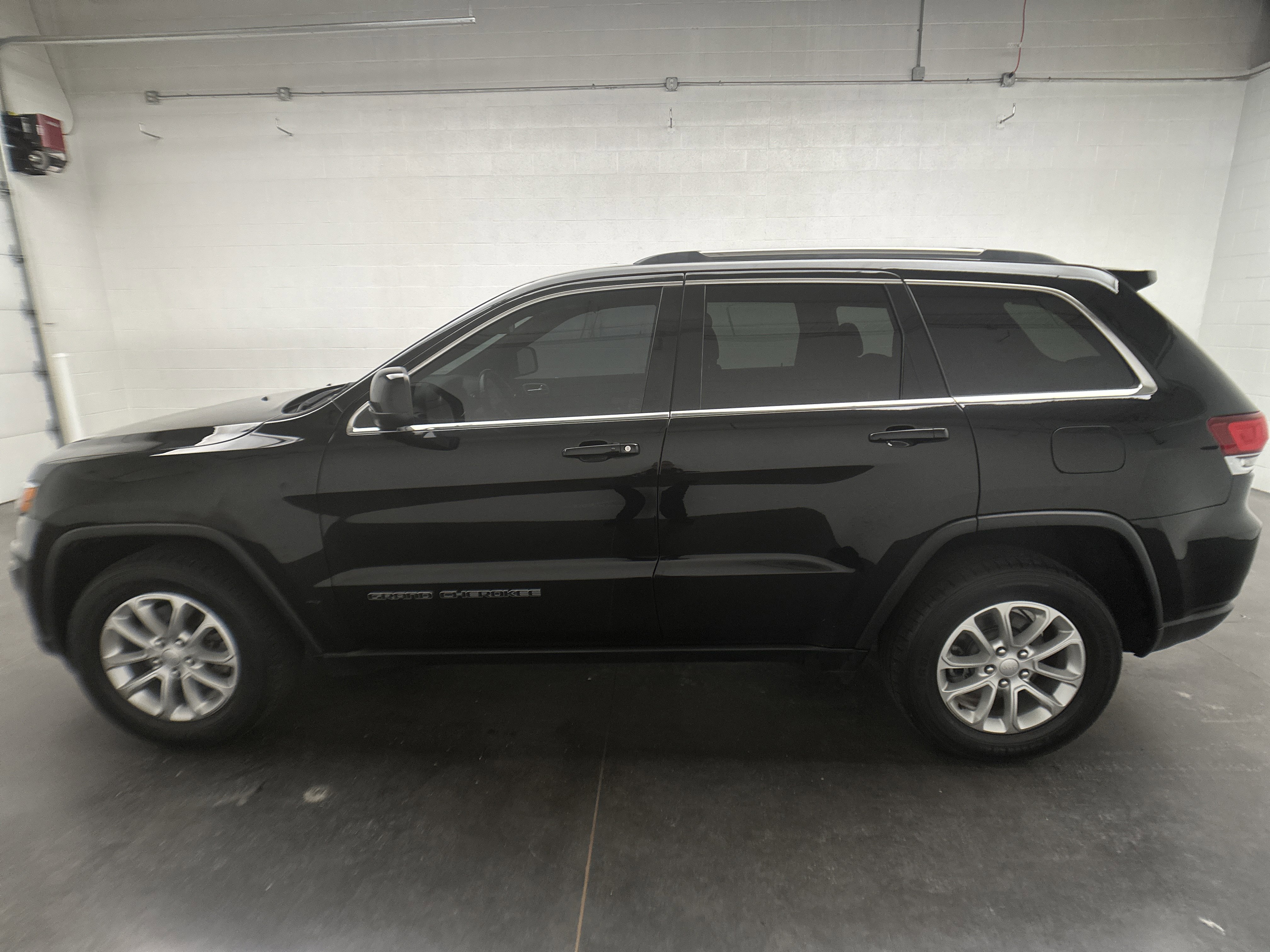 Used 2021 Jeep Grand Cherokee Laredo image 6