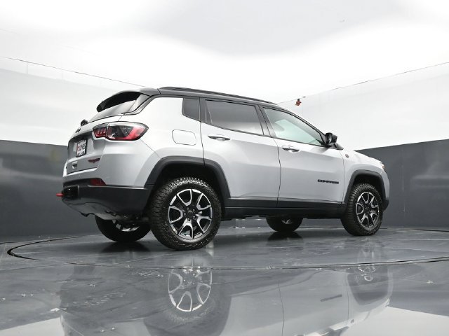 New 2026 Jeep Compass Trailhawk w/ Sun, Sound & Navigation Group AWD/4WD image 47