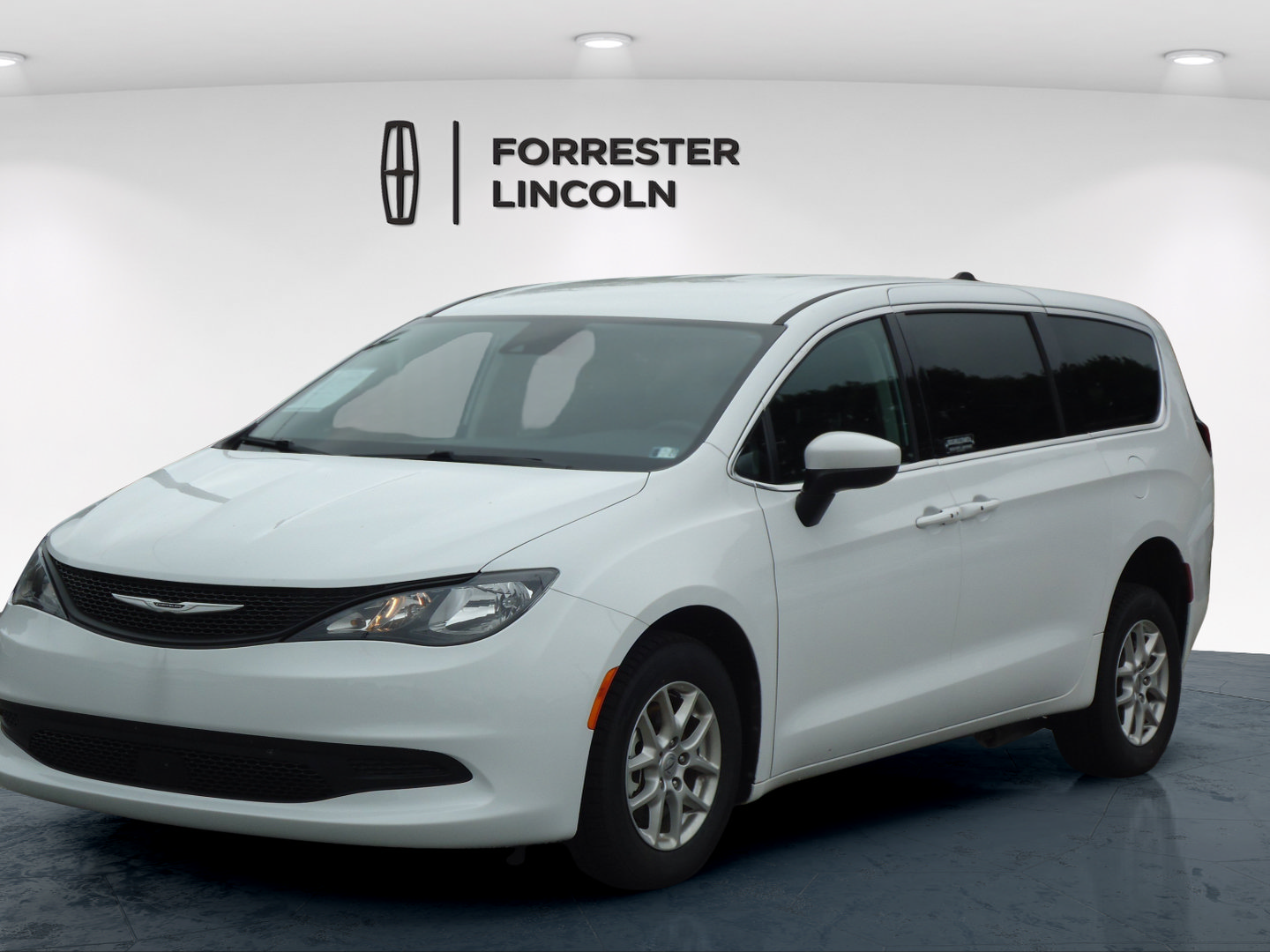 Used 2023 Chrysler Voyager LX FWD image 11
