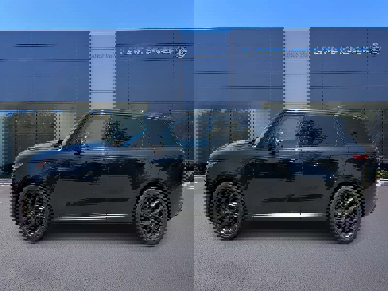 Used 2024 Land Rover Range Rover Sport SE image 2