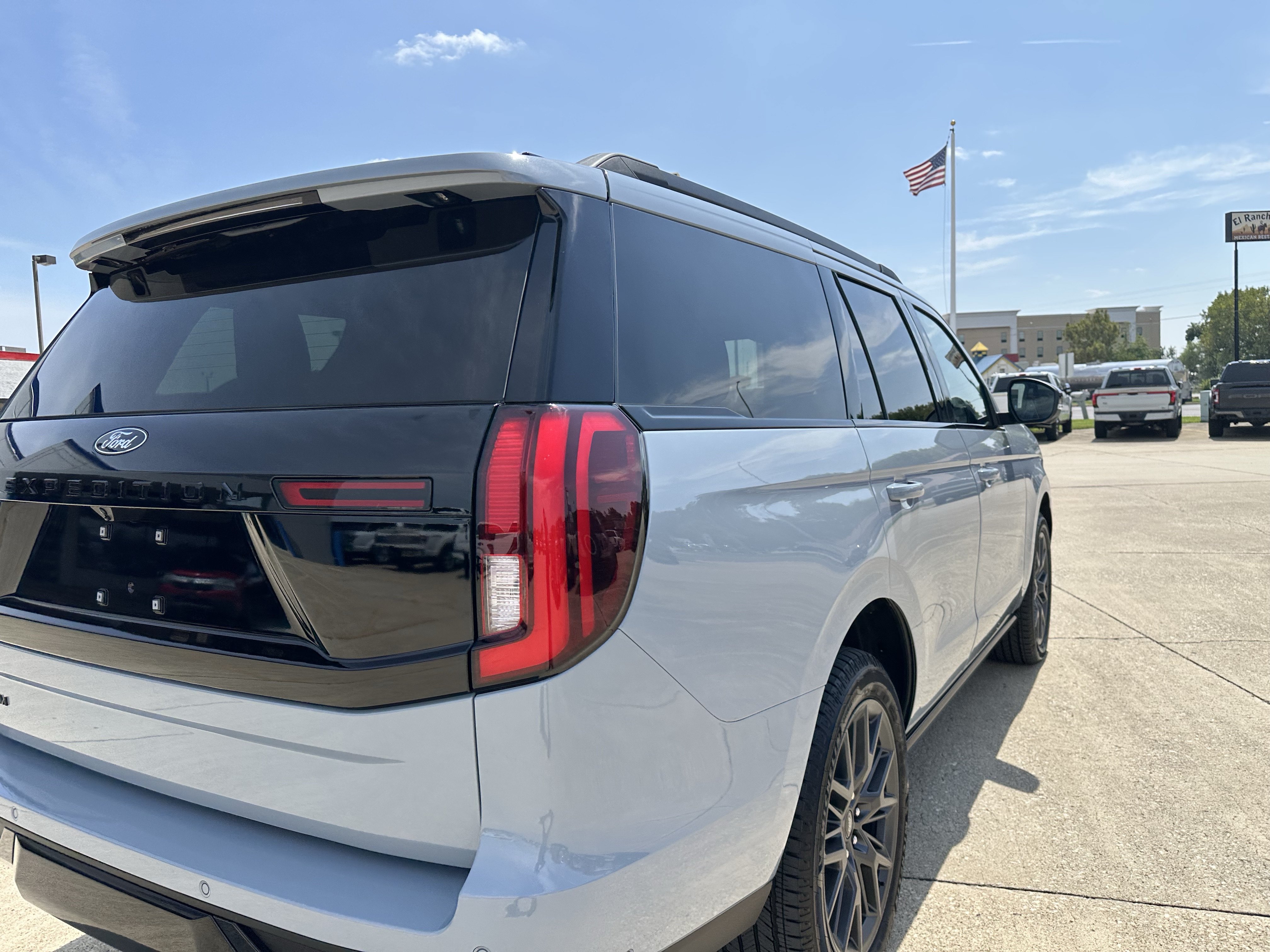Used 2025 Ford Expedition Platinum w/ Stealth Performance Package AWD/4WD image 2
