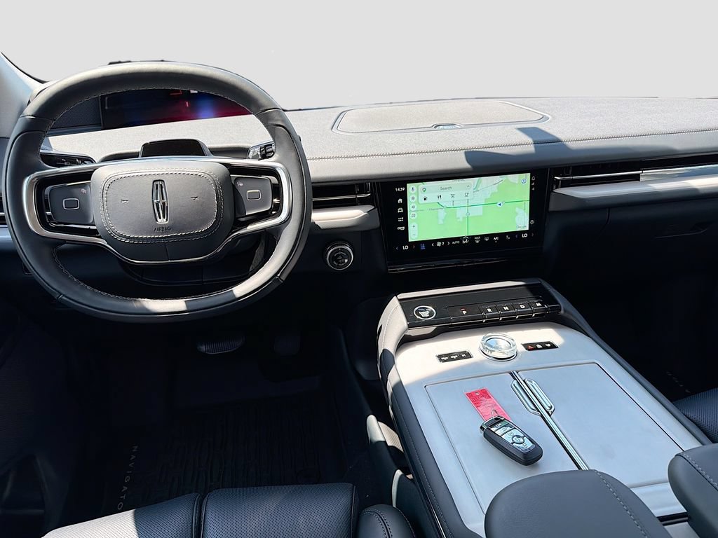 Used 2026 Lincoln Navigator Premiere AWD/4WD image 25