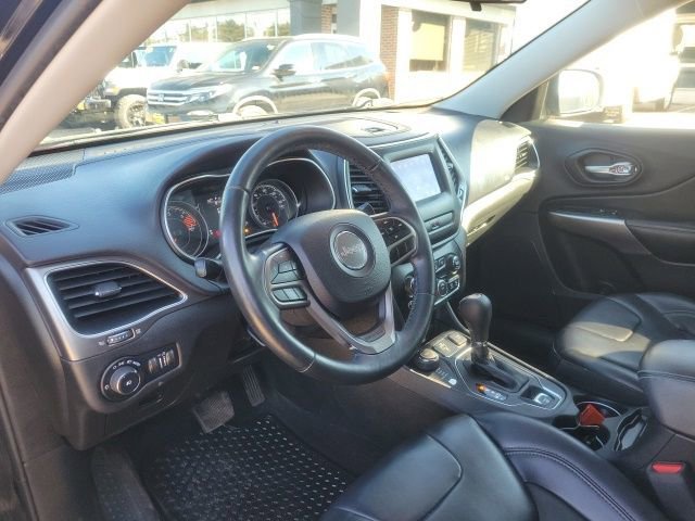 Used 2019 Jeep Cherokee Latitude Plus w/ Cold Weather Group AWD/4WD image 14