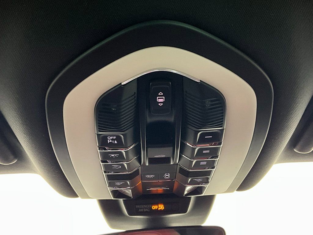 Used 2023 Porsche Macan Turbo image 13