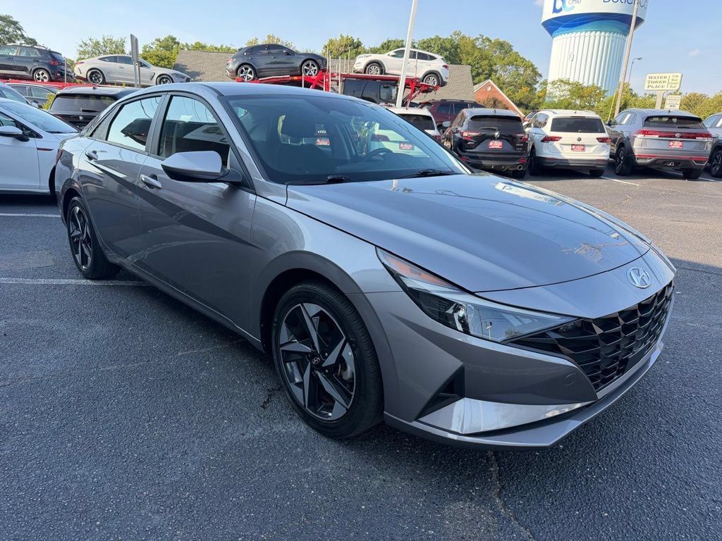 Used 2023 Hyundai Elantra SEL w/ Convenience Package FWD image 4