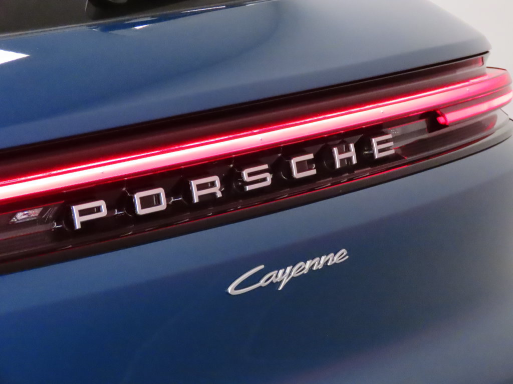 Certified 2025 Porsche Cayenne AWD/4WD image 12