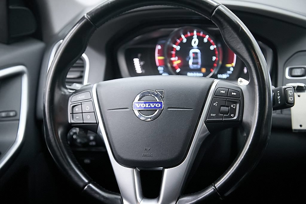Used 2015 Volvo XC60 T6 w/ Proximity Package AWD/4WD image 26