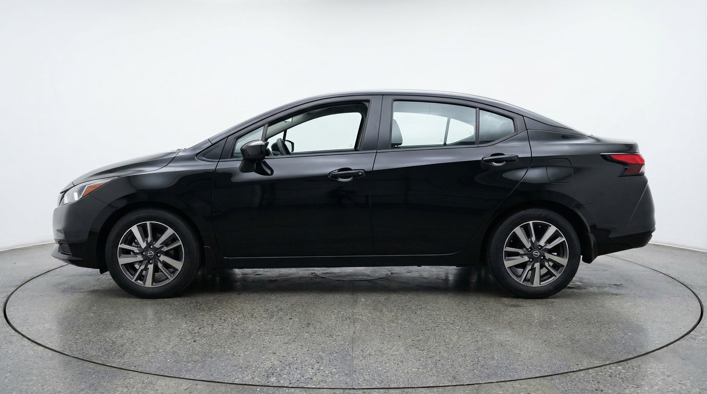 Used 2025 Nissan Versa SV FWD image 5