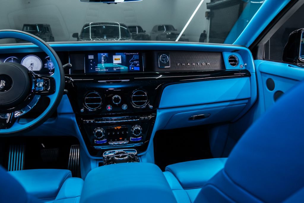 Used 2025 Rolls-Royce Phantom Sedan image 59