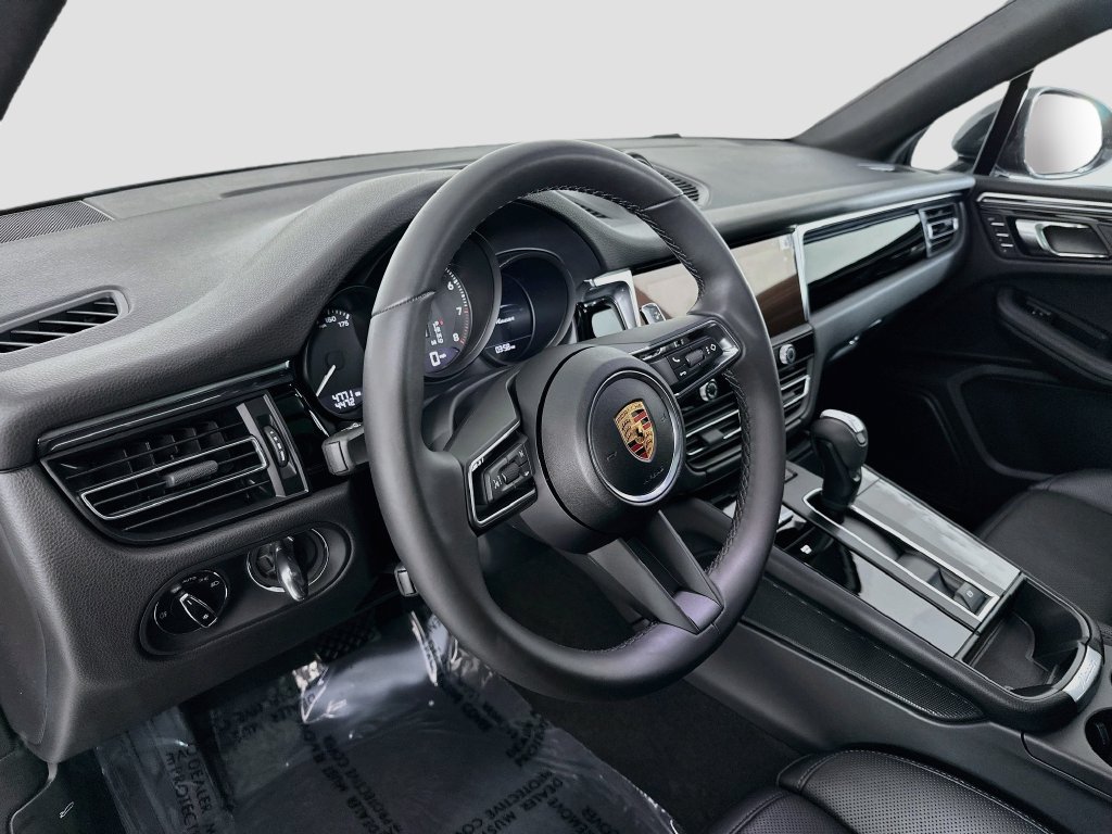 Certified 2026 Porsche Macan AWD/4WD image 4