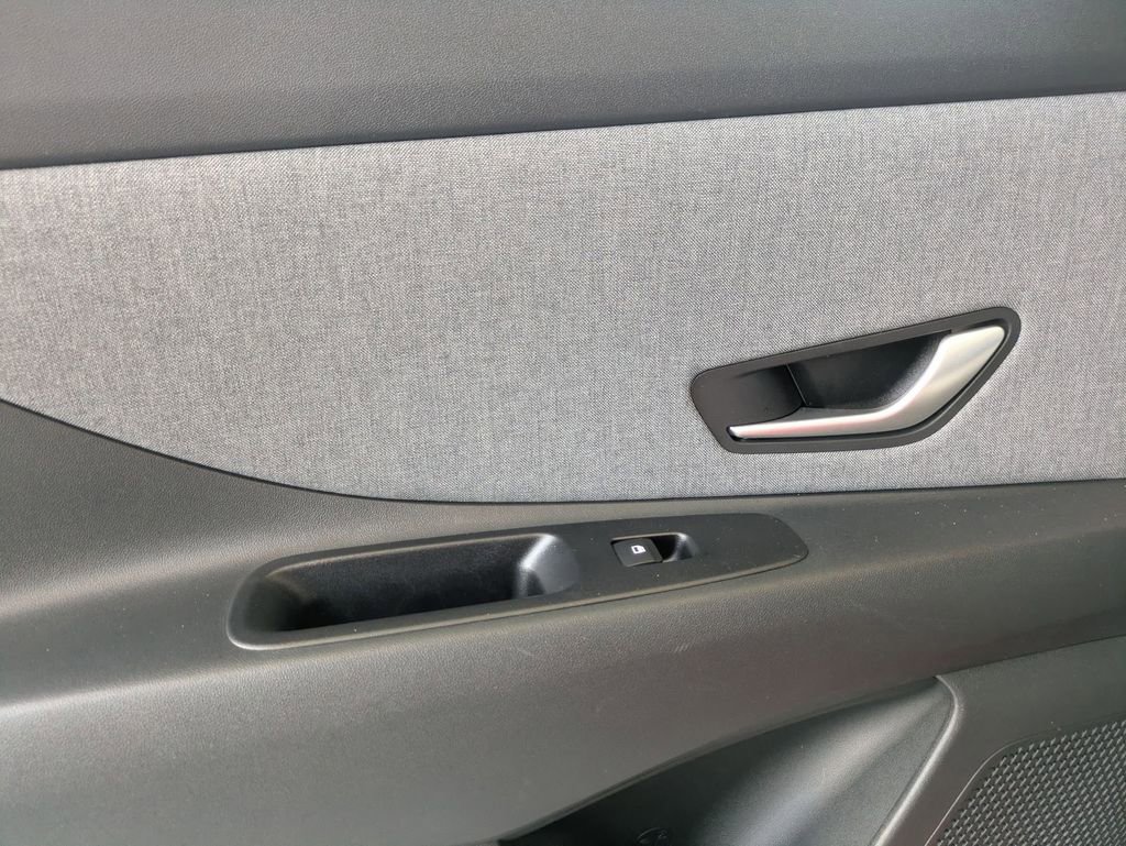 Used 2025 Hyundai Elantra Limited FWD image 26