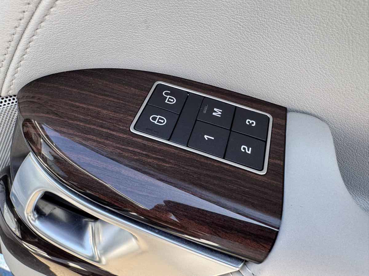 Used 2017 Land Rover Range Rover Supercharged image 37