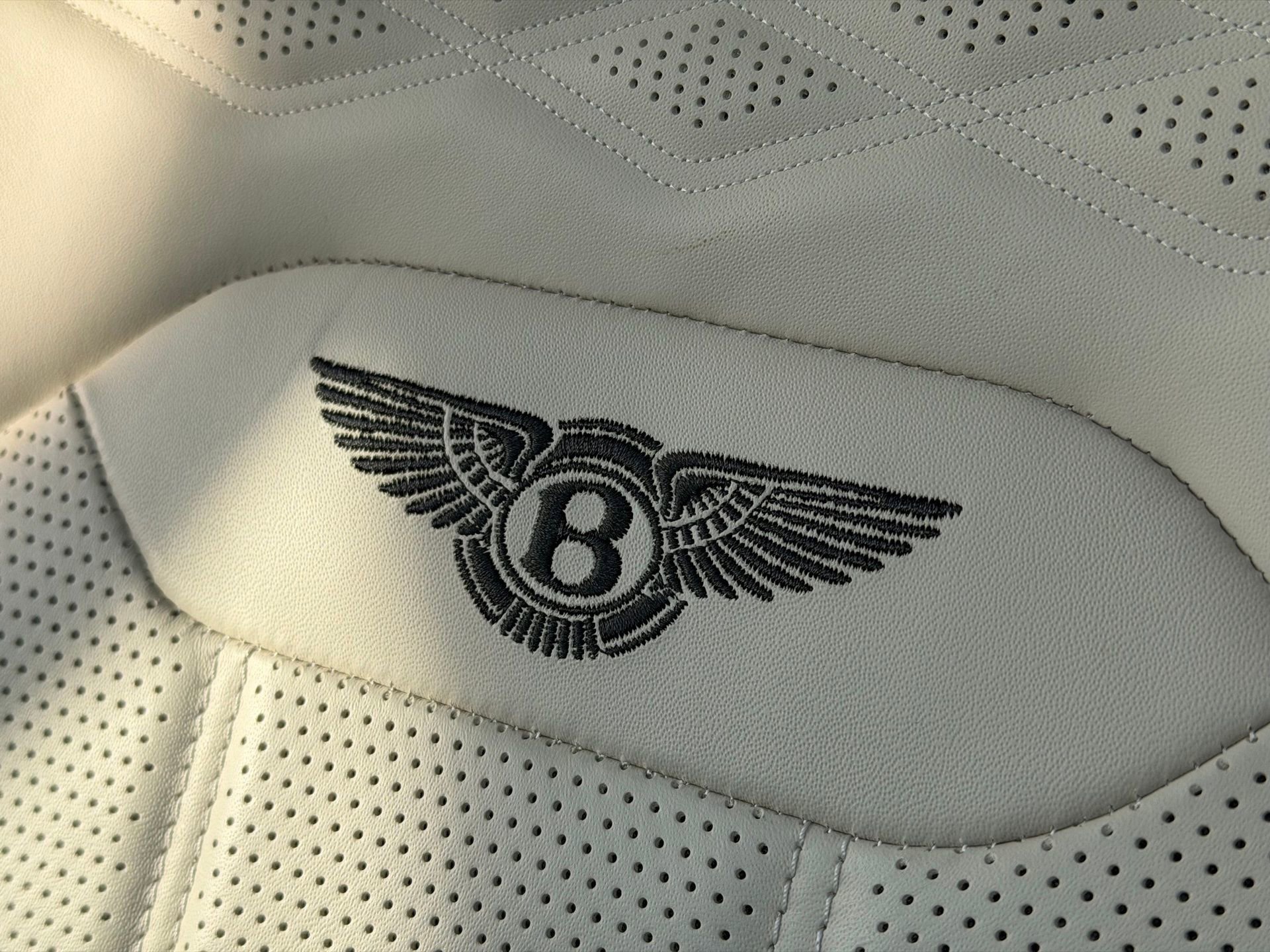 Used 2023 Bentley Bentayga Extended Wheelbase image 15