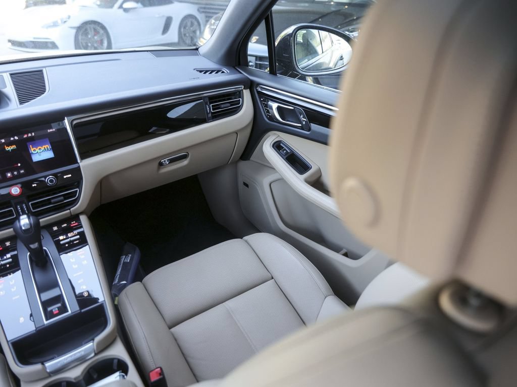 Certified 2026 Porsche Macan AWD/4WD image 34