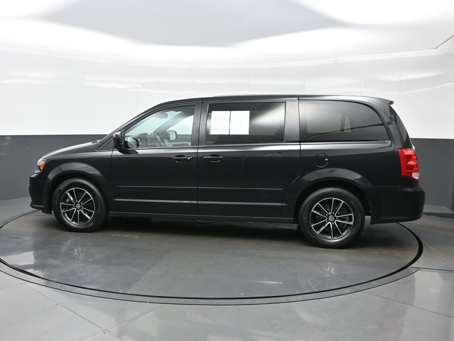 Used 2017 Dodge Grand Caravan GT FWD image 3